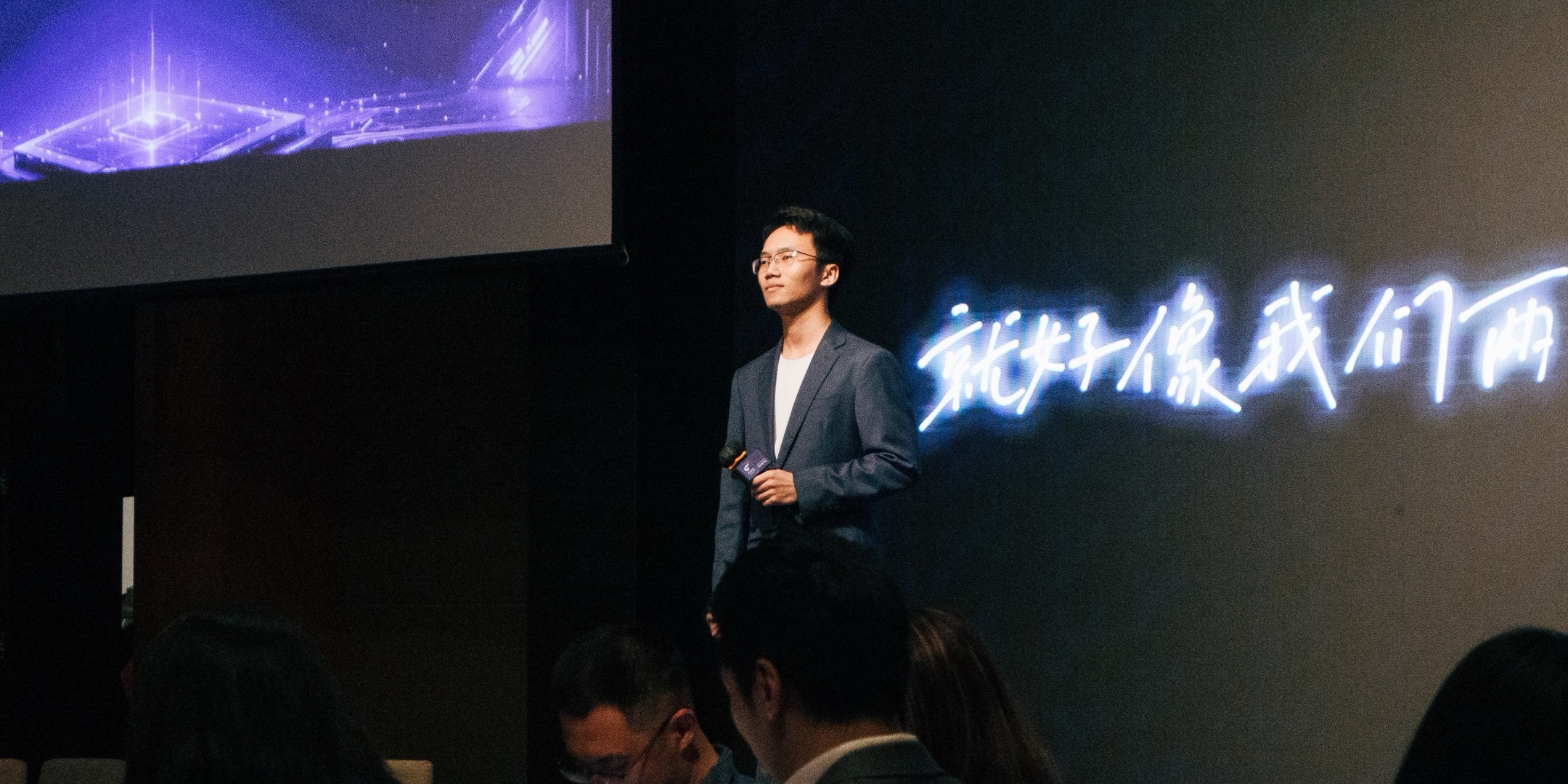 欧阳科在舞台上演讲